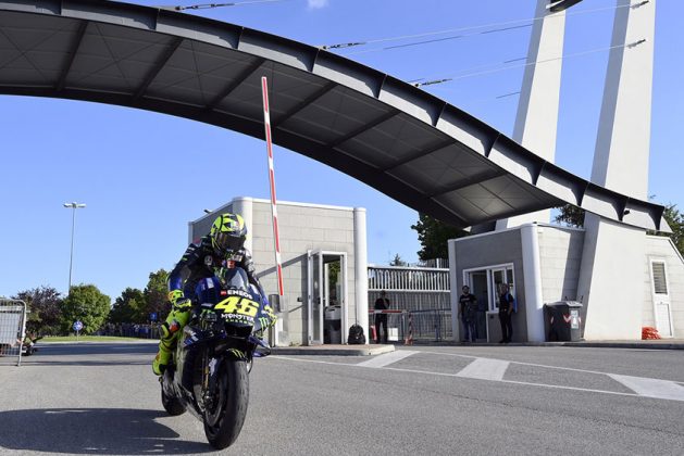 Valentino Rossi pelas ruas de Tavullia