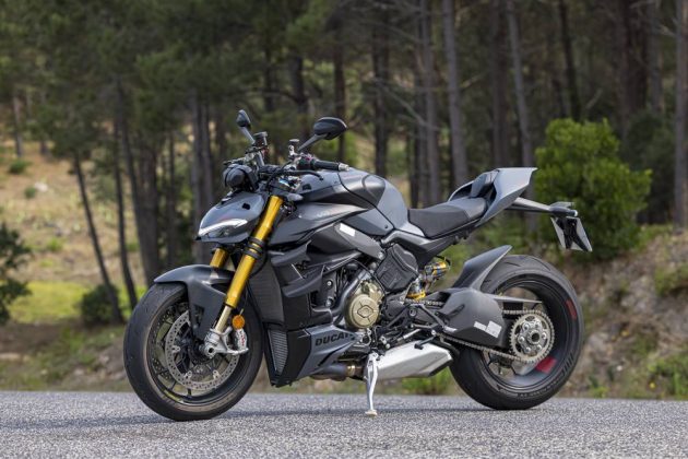 Ducati V4 Streetfighter 2023, a moto do lado esquerdo