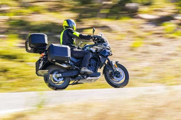 CFMoto 800 MT a andar em curva