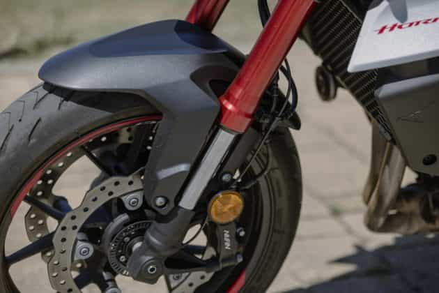 Comparativo Hornet Monster Street Triple